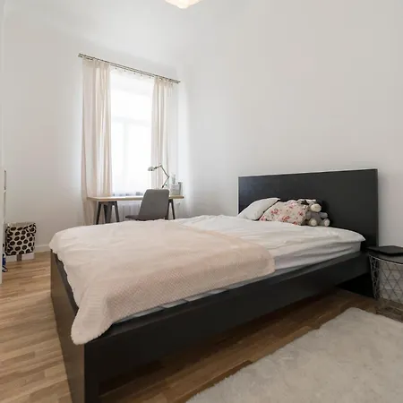 Families & Groups 3 Bedrooms Free Parking リガ