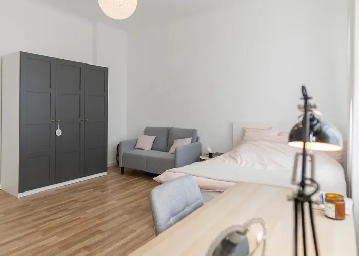 Families & Groups 3 Bedrooms Free Parking Apartment *