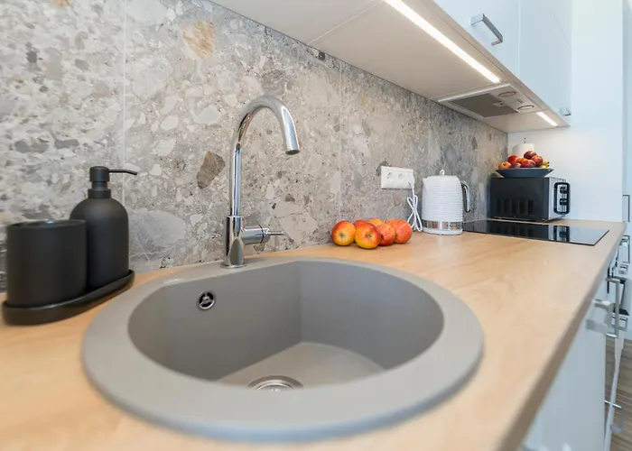 Families & Groups 3 Bedrooms Free Parking Apartment *